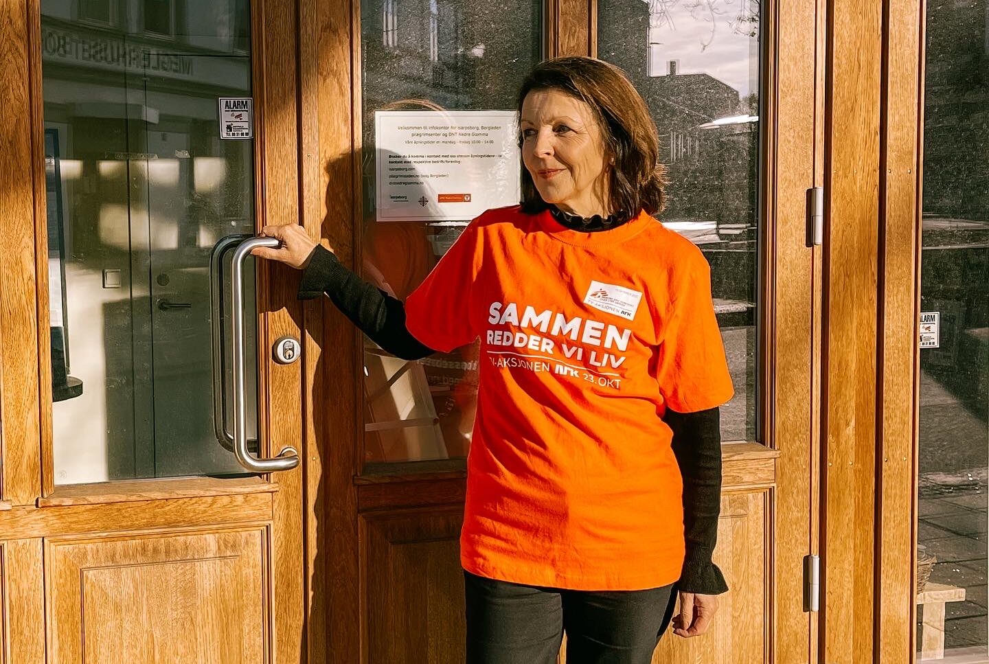 Bente Kjenstad Jæger foran inngangen til isarpsborg. Foto.