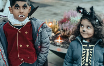 To barn i kostymer under HalloVenn i Sarpsborg. Foto.