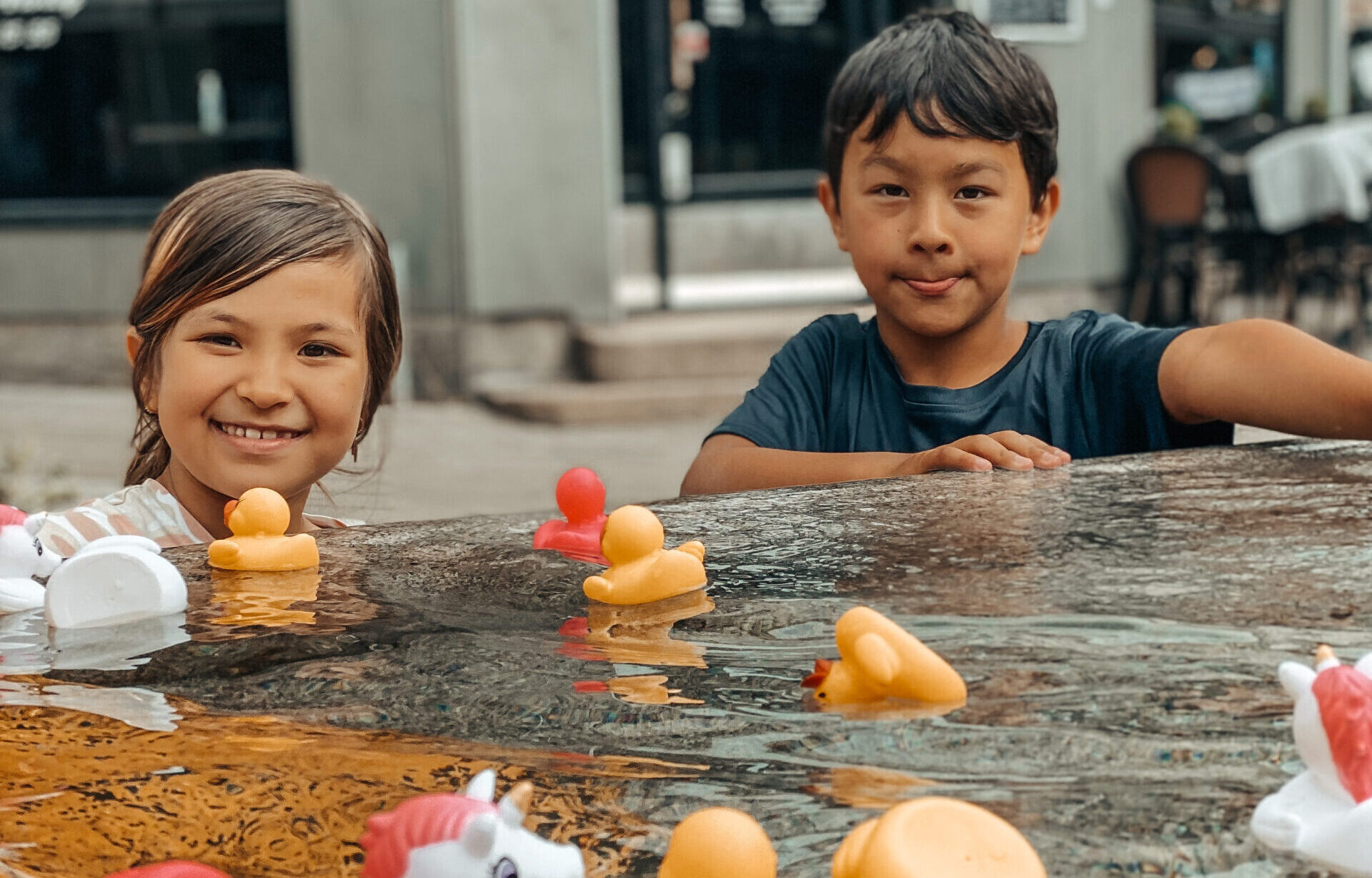To barn som leker med badeender i gågata i Sarpsborg.