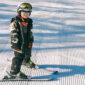 Gutt i slalombakke. Foto.