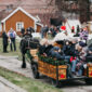 Barn og voksne kjører hest og vogn på julemarkedet i Sarpsborg. Foto.