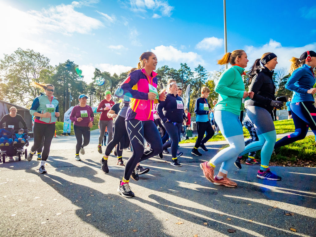 En gjeng med løpere på Kulåsløpet i Kulåsparken. Foto.