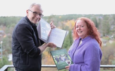 tomogmargrethe En mann og en kvinne som smilende holder opp et par bøker. Foto.